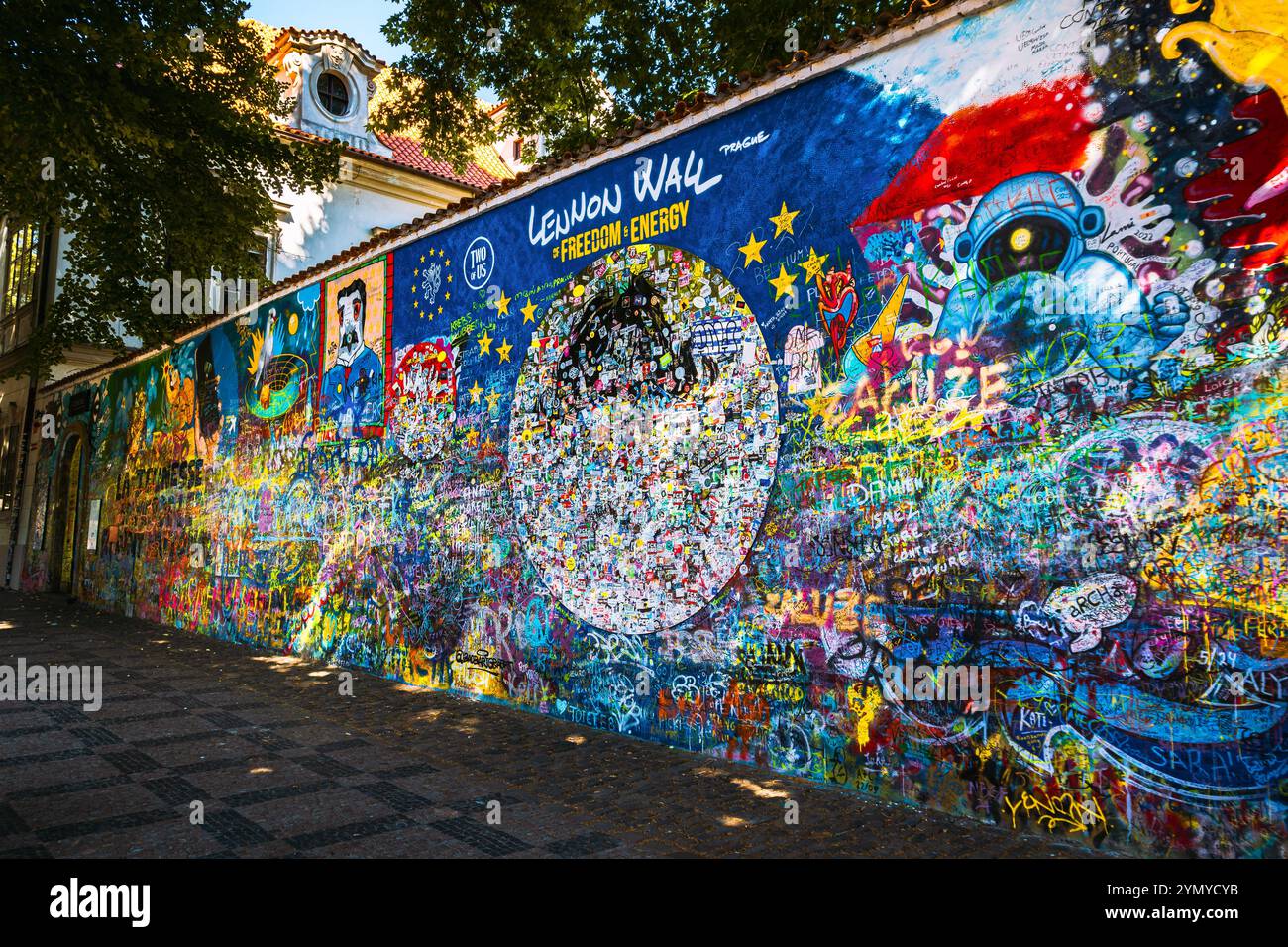 Il muro di Lennon a Praga: Un tributo colorato alla libertà, all'energia e alla creatività Foto Stock