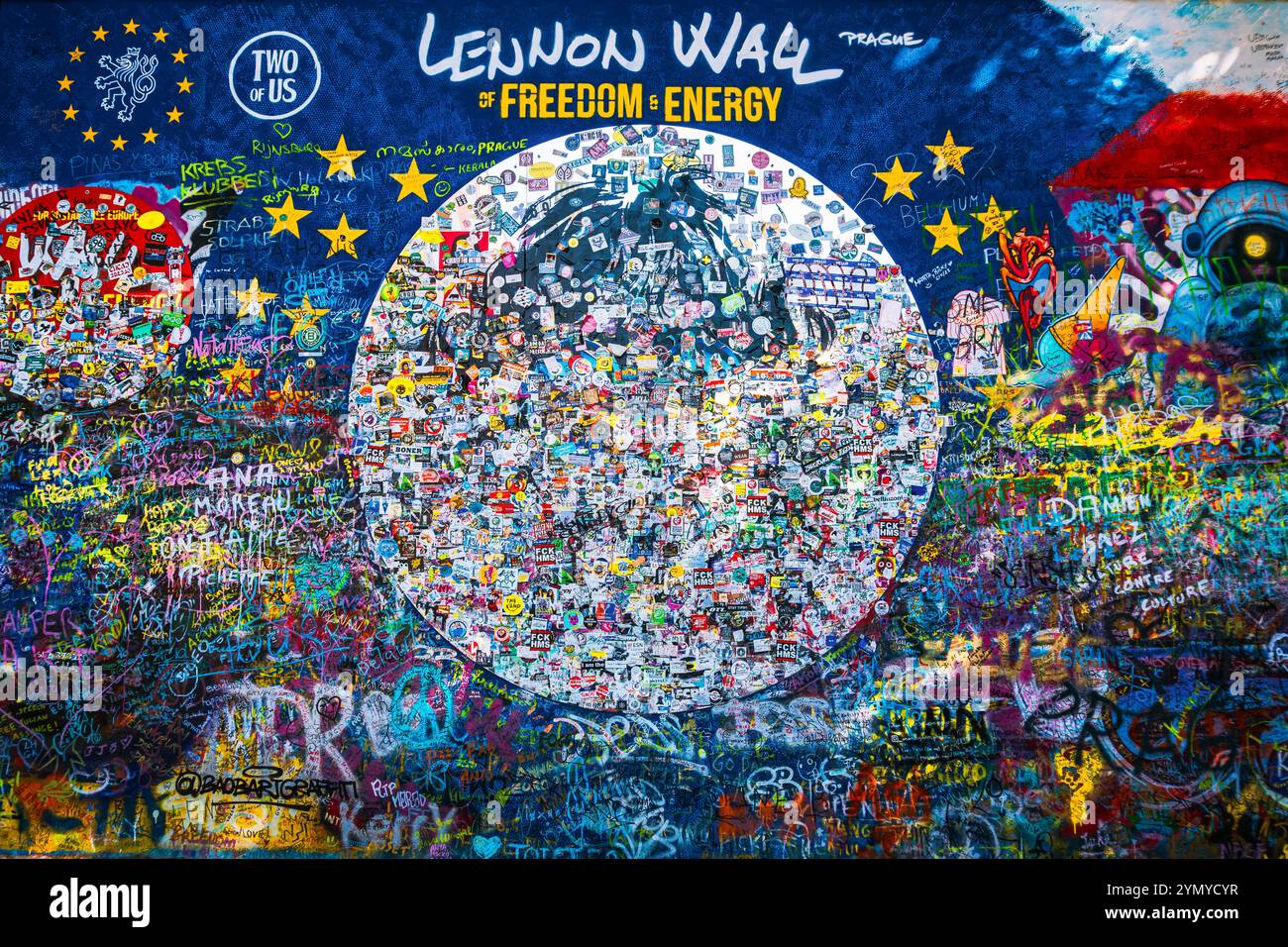 Il muro di Lennon a Praga: Un tributo colorato alla libertà, all'energia e alla creatività Foto Stock