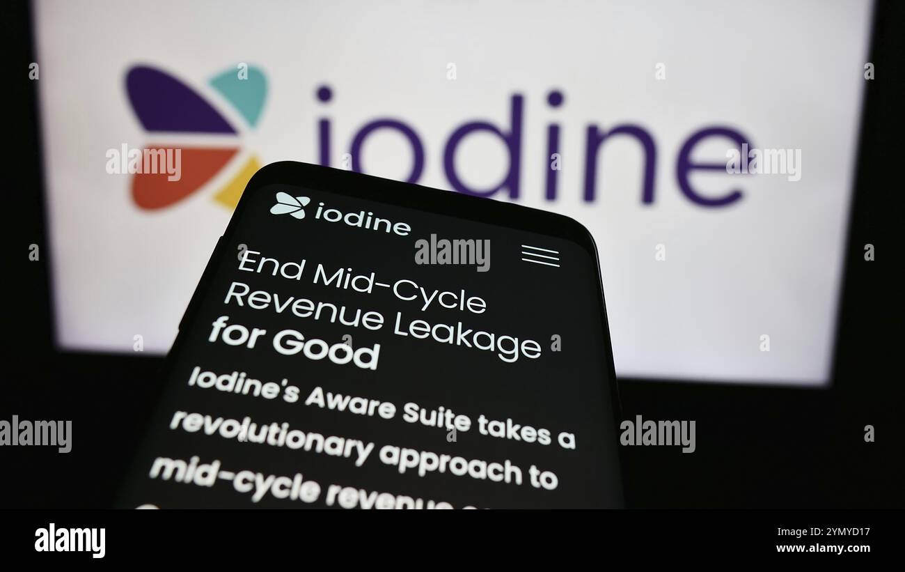 Stoccarda, Germania, 05-14-2024: Telefono cellulare con sito web della società statunitense di intelligenza artificiale Iodine software LLC davanti al logo aziendale. Concentrati in alto a sinistra Foto Stock