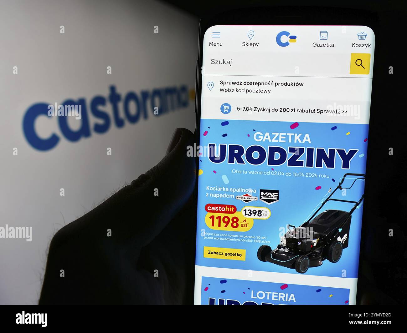 Stoccarda, Germania, 04-08-2024: Persona con smartphone e pagina web della catena di negozi di articoli per la casa Castorama davanti al logo. Concentratevi su ce Foto Stock