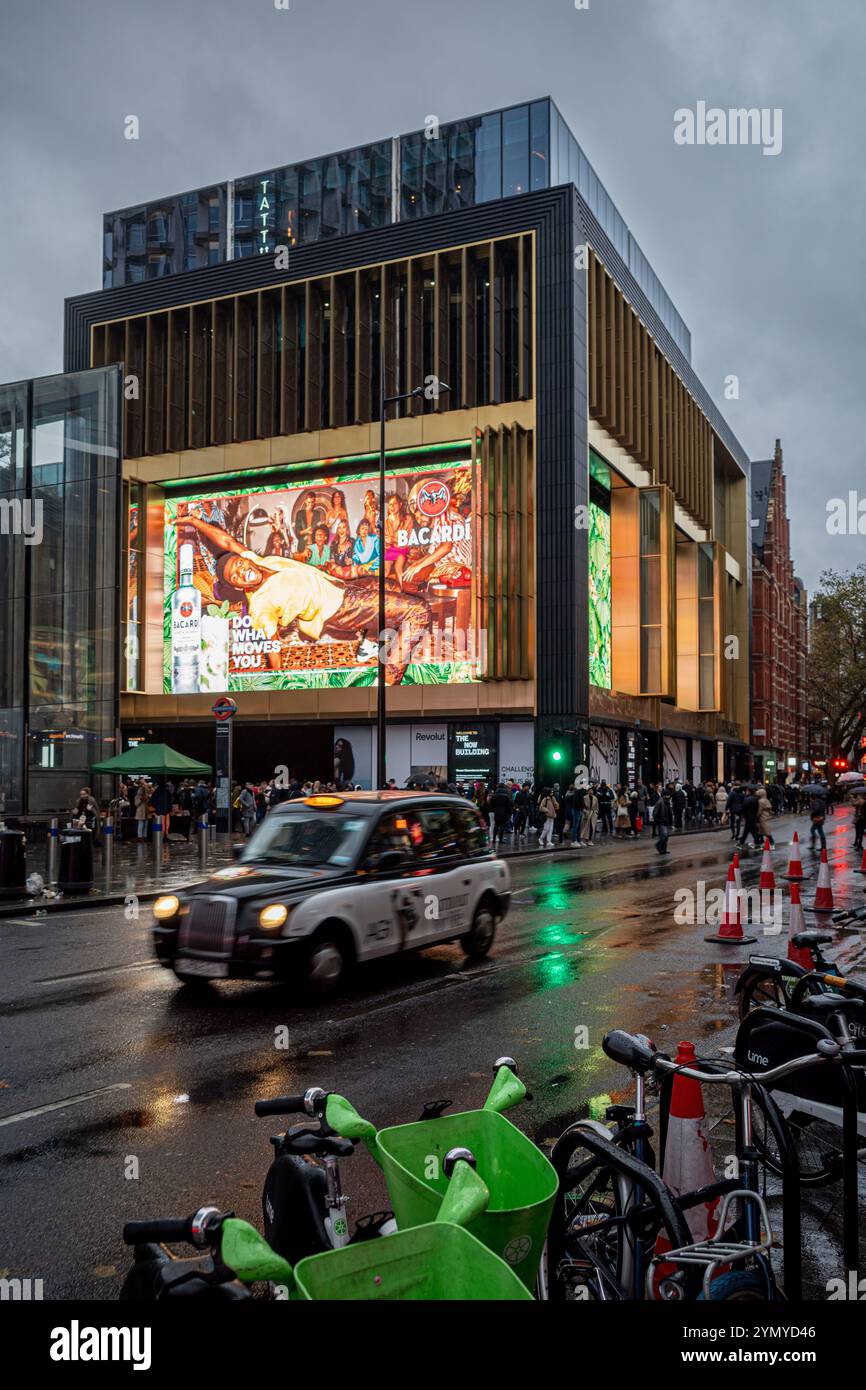 Outernet London Now sviluppo di edifici, West End, Londra. Include un locale per la musica da 2000 posti, una galleria, un hotel, negozi e appartamenti. Aperto nel 2022. Foto Stock