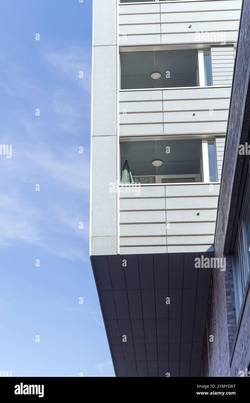 Facciata di un edificio moderno al sole con cielo blu Foto Stock