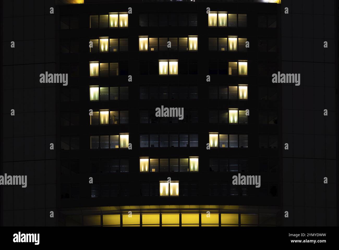 Ad un'altezza di circa 150 metri, 48 faretti in 22 finestre nella Commerzbank Tower di Francoforte sul meno illuminano un cuore giallo che risplenderà Foto Stock