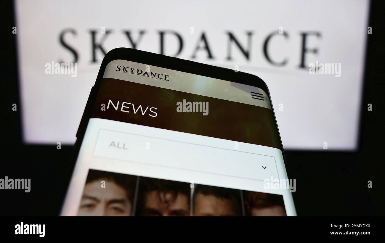 Stoccarda, Germania, 03-07-2024: Telefono cellulare con pagina web della società di produzione cinematografica statunitense Skydance Media LLC davanti al logo aziendale. Concentrati sulla parte superiore Foto Stock
