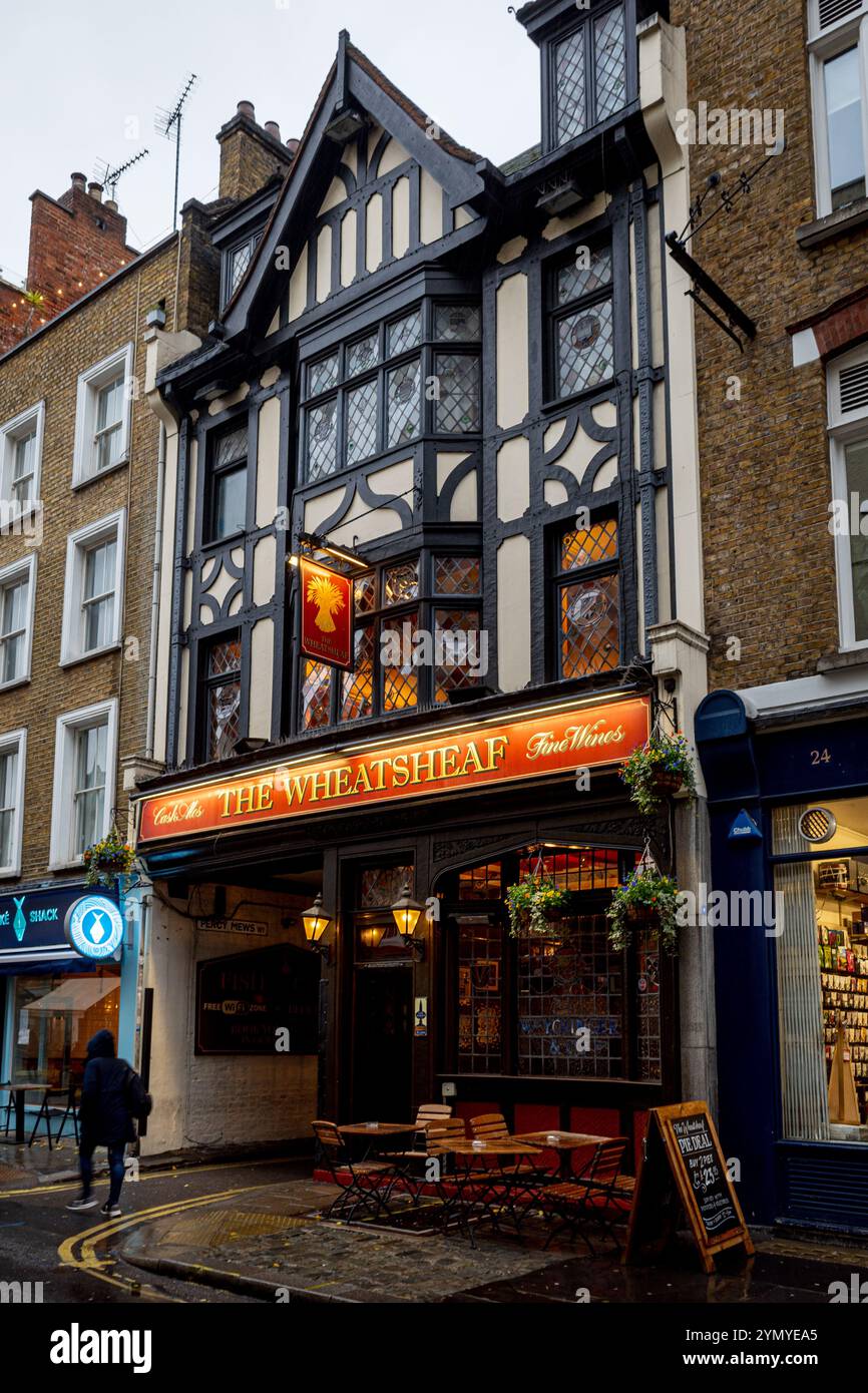 Il Wheatsheaf Pub al 25 di Rathbone Place Londra. Un pub bohémien negli anni '1930 i clienti includevano George Orwell, Dylan Thomas e Humphrey Jennings. Foto Stock