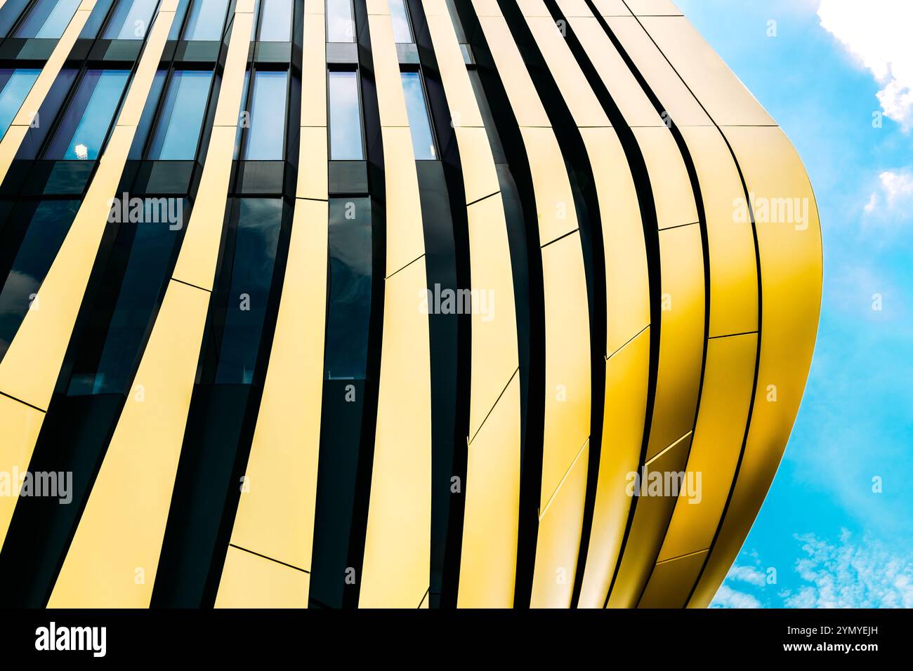 Nuovo edificio Masarycka a Praga, facciata architettonica moderna con curve dinamiche e pannelli di vetro riflettente Foto Stock