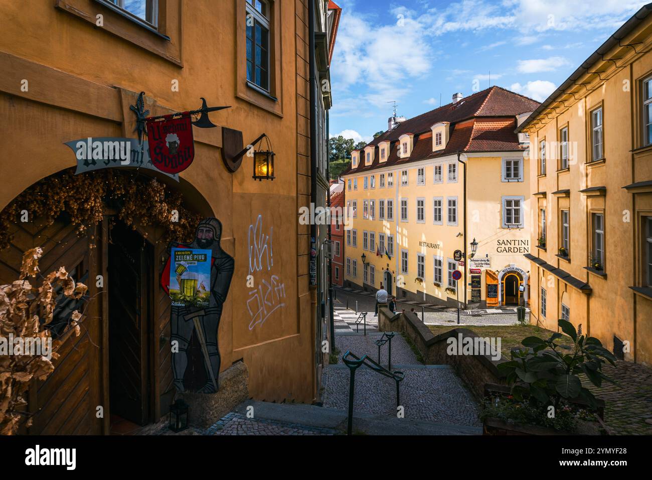 Incantevole vista sulla strada a Malá strana, Praga, con architettura storica e atmosfera locale Foto Stock