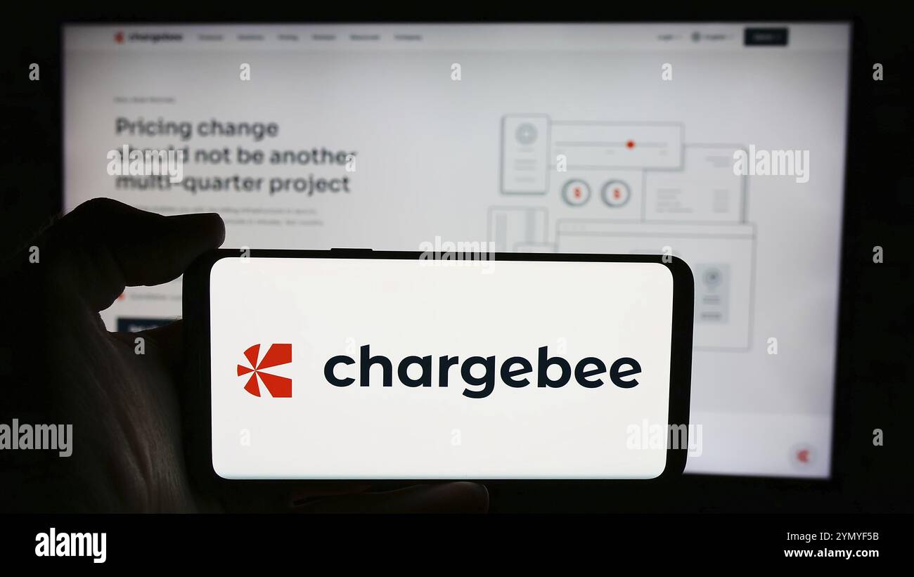 Stoccarda, Germania, 06-03-2024: Persona che detiene il cellulare con il logo della società statunitense Chargebee Inc. Di fronte alla pagina web aziendale Foto Stock