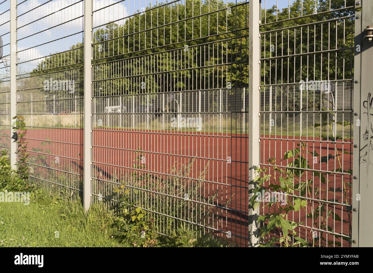 Campo da pallacanestro recintato all'aperto al sole Foto Stock