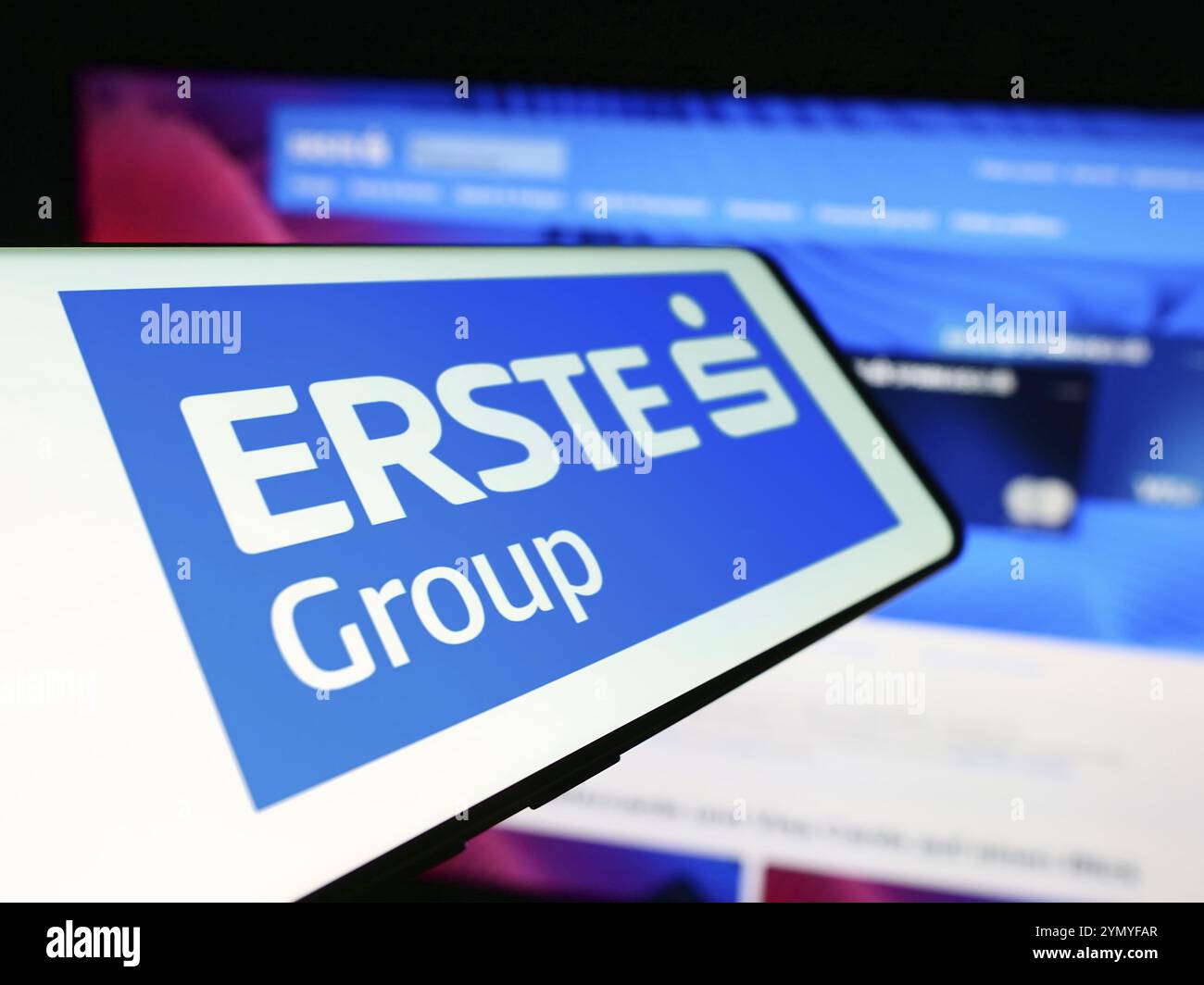 Stoccarda, Germania, 04-13-2024: Telefono cellulare con logo della società austriaca di servizi finanziari Erste Group Bank AG davanti al sito web. Concentrati sul centro Foto Stock