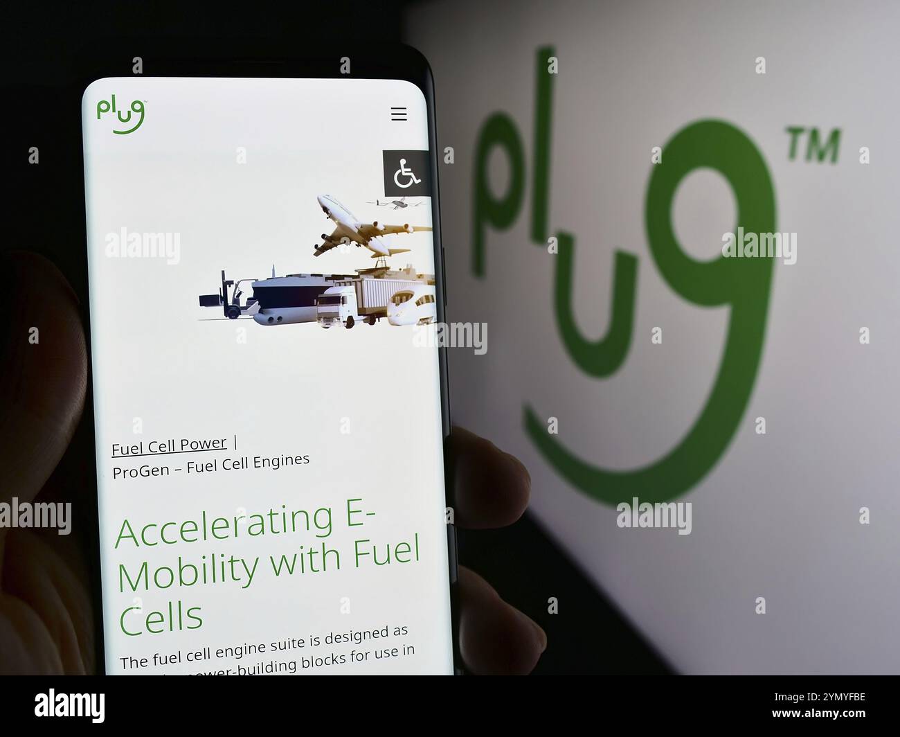 Stoccarda, Germania, 03-17-2024: Persona che detiene un telefono cellulare con pagina web della società statunitense di celle a combustibile a idrogeno Plug Power Inc. Davanti al logo. Concentrati su Foto Stock