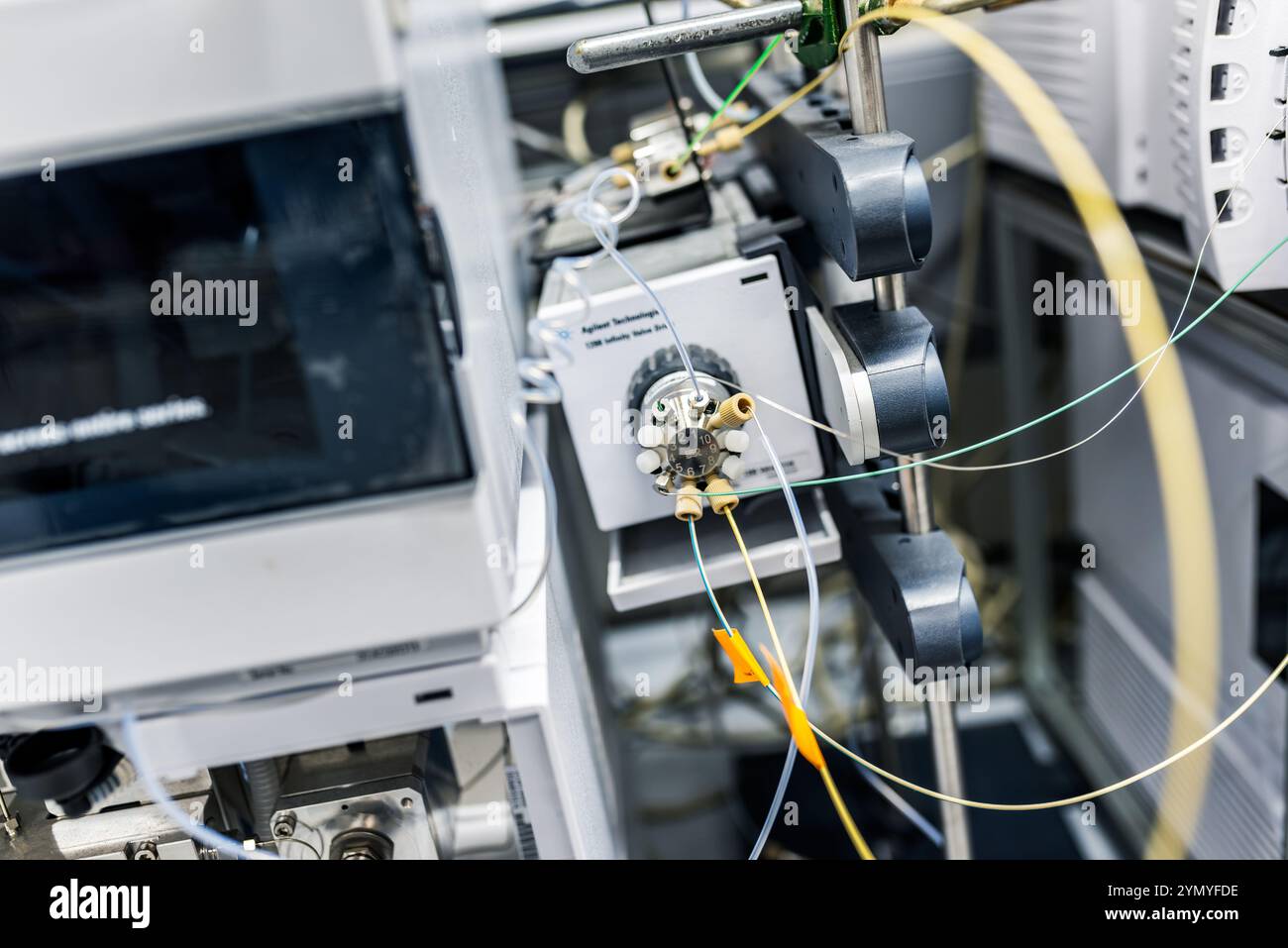 Strumentazione analitica avanzata in laboratorio con sistemi HPLC e spettrometria di massa Foto Stock
