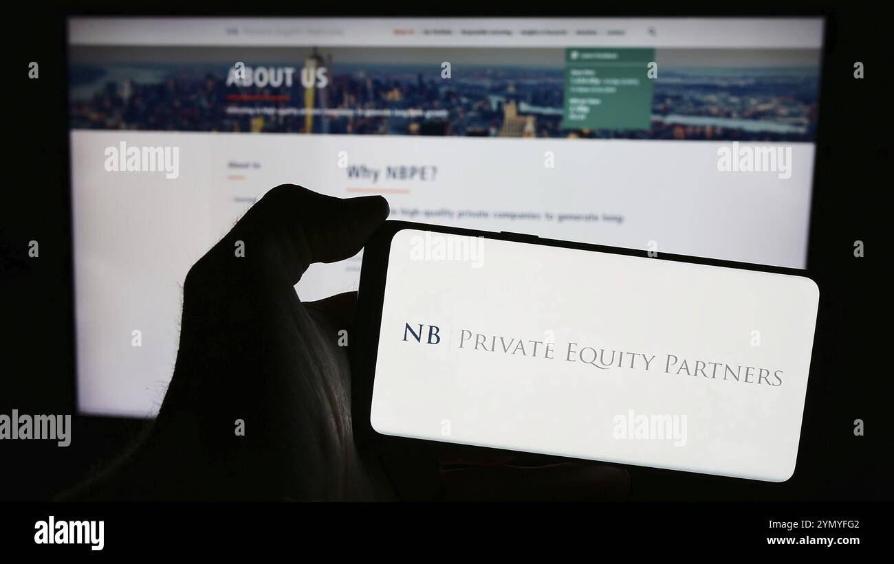 Stoccarda, Germania, 03-25-2024: Persona che detiene lo smartphone con il logo della società britannica NB Private Equity Partners Ltd. (NBPE) davanti al sito web. FOC Foto Stock