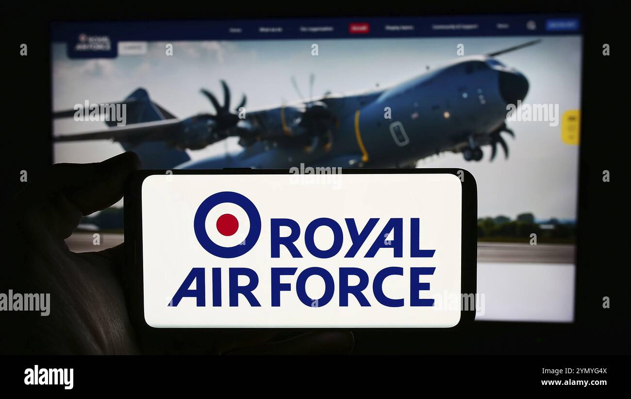 Stoccarda, Germania, 03-25-2024: Persona che detiene un cellulare con il logo della forza aerea e spaziale britannica Royal Air Force (RAF) di fronte alla pagina web. Fil Foto Stock