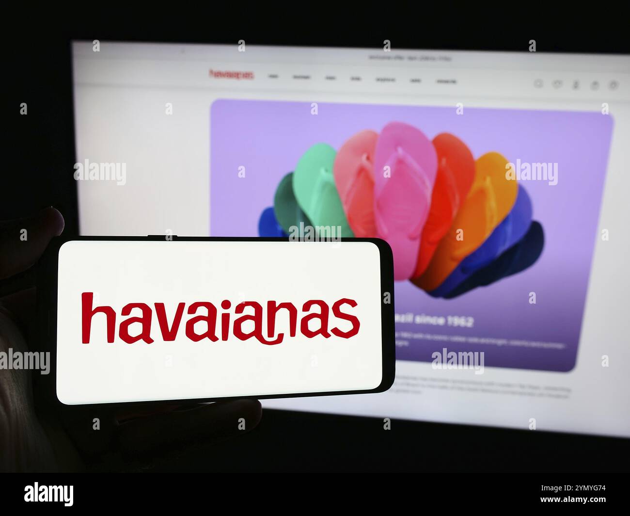 Stoccarda, Germania, 06-06-2024: Persona con smartphone con logo della società brasiliana di produzione di infradito Havaianas davanti al sito web. Concentrati Foto Stock