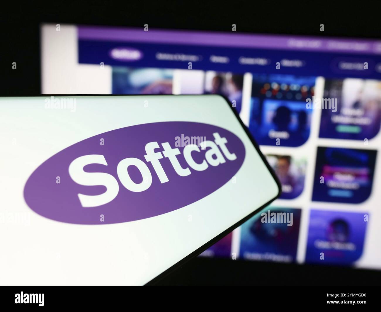 Stoccarda, Germania, 04-08-2024: Smartphone con logo della società informatica britannica Softcat plc davanti al sito web aziendale. Concentrati sul cent Foto Stock