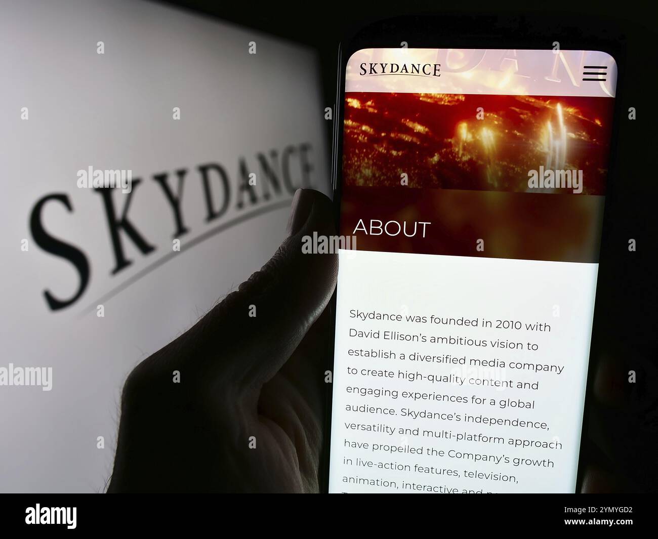Stoccarda, Germania, 03-07-2024: Persona che detiene il cellulare con il sito web della società di produzione cinematografica statunitense Skydance Media LLC davanti al logo. Concentratevi sul cen Foto Stock
