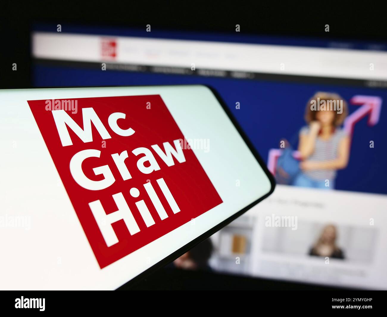 Stuttgart, Germania, 04-12-2024: Smartphone con logo della casa editrice americana McGraw Hill LLC davanti al sito Web aziendale. Focalizzazione sul centro di p Foto Stock