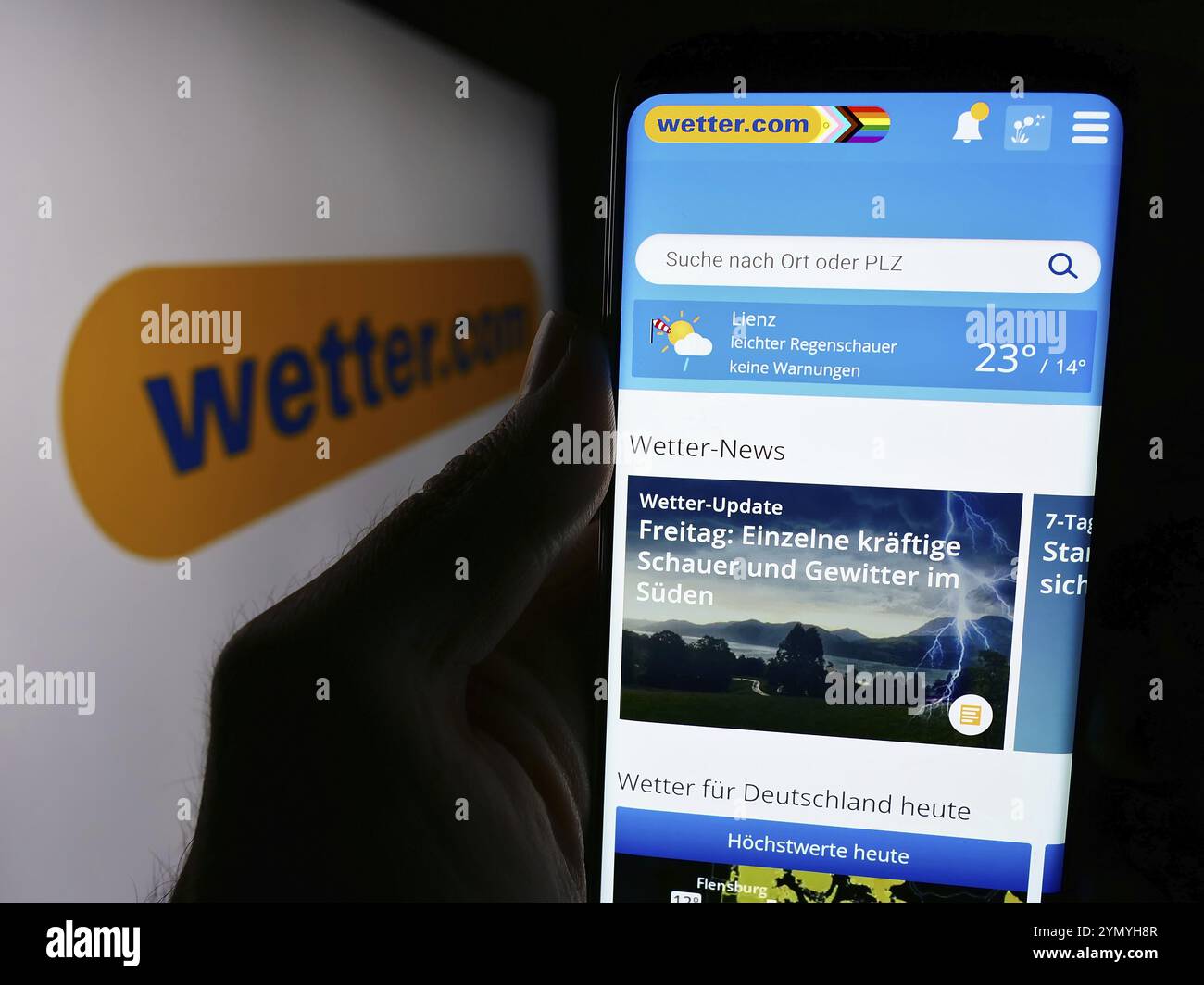 Stoccarda, Germania, 06-06-2024: Persona che possiede uno smartphone con pagina web della società tedesca del portale meteorologico wetter.com GmbH davanti al logo. Concentratevi sul cen Foto Stock