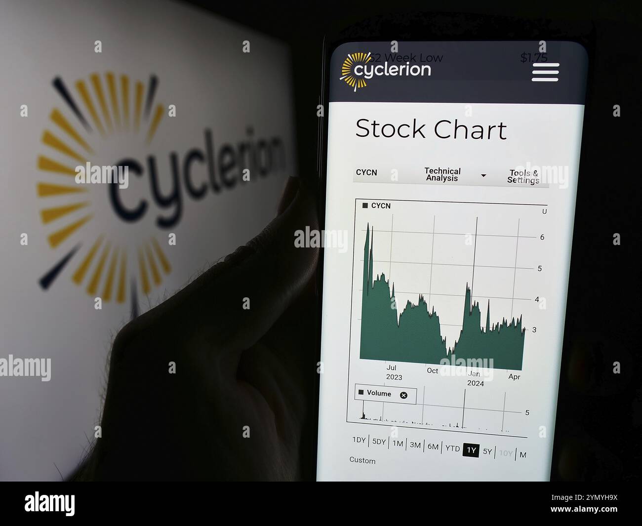 Stoccarda, Germania, 05-02-2024: Persona che detiene il cellulare con il sito web della società biofarmaceutica statunitense Cyclerion Therapeutics Inc. Con il logo. Concentrati su Foto Stock