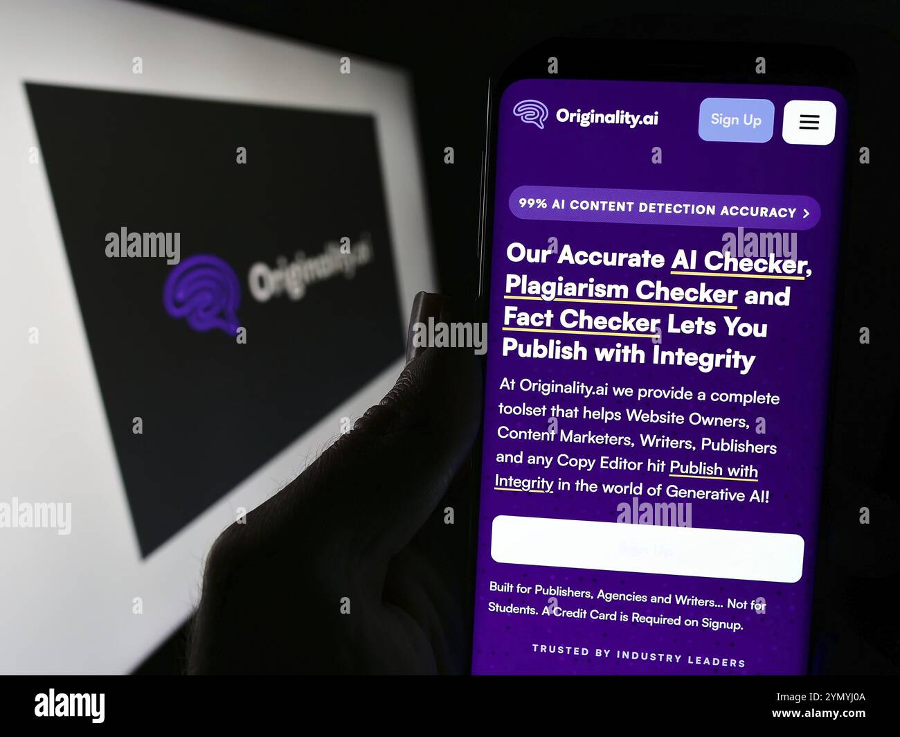 Stoccarda, Germania, 03-12-2024: Persona che detiene il cellulare con pagina web della società canadese di controllo del plagio Originality. AI Inc. Con logo. Concentratevi su c Foto Stock