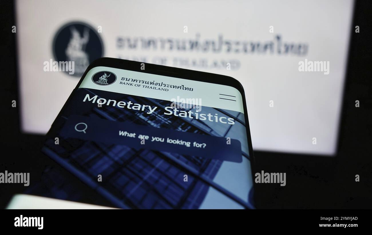 Stoccarda, Germania, 06-24-2024: Telefono cellulare con sito web dell'istituto finanziario tailandese Bank of Thailand (BOT) davanti al logo. Messa a fuoco in alto a sinistra di Foto Stock