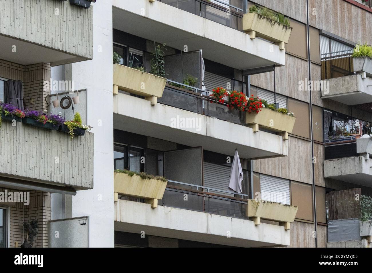 Balconi in cemento su un edificio residenziale in città Foto Stock