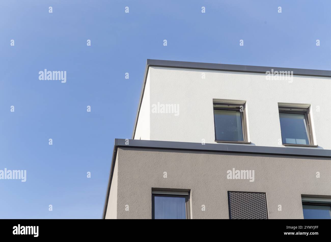 Facciata di un edificio moderno al sole con cielo blu Foto Stock