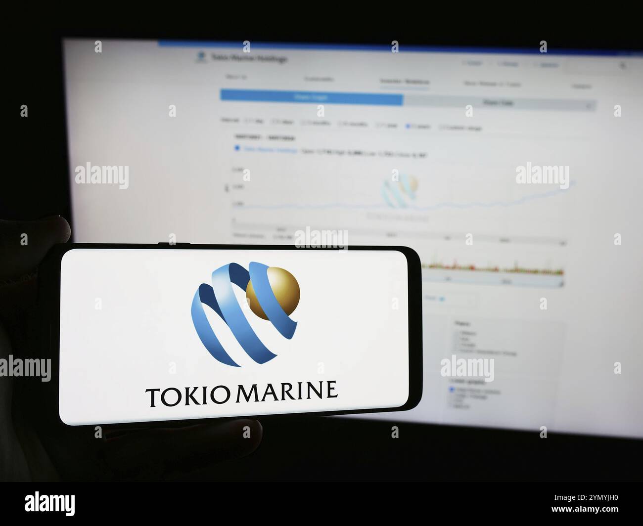 Stoccarda, Germania, 07-19-2024: Persona che detiene un telefono cellulare con il logo della compagnia di assicurazioni giapponese Tokio Marine Holdings Inc. Di fronte alla pagina web. F Foto Stock