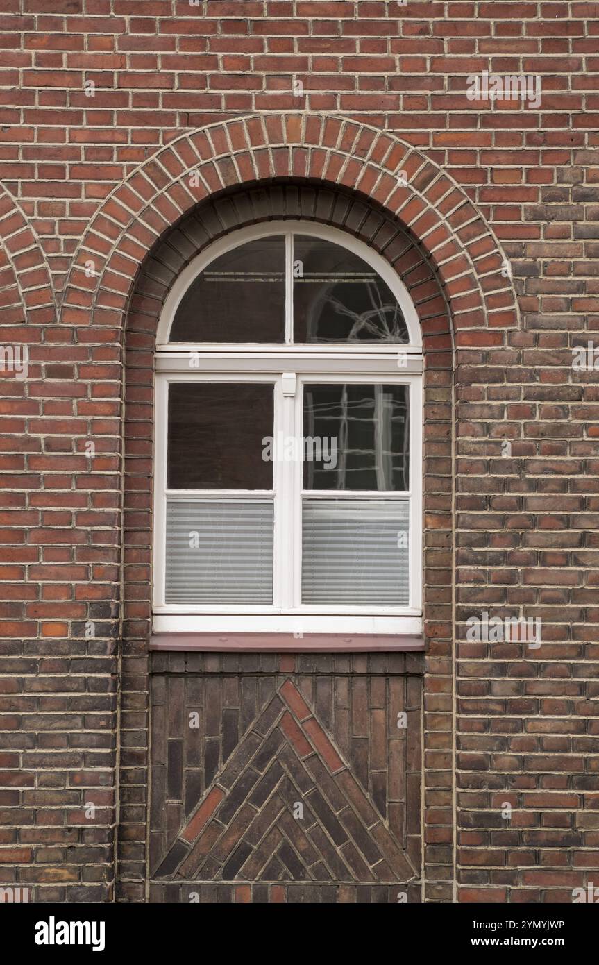 Grande bifora su un edificio vecchio di 100 anni Foto Stock