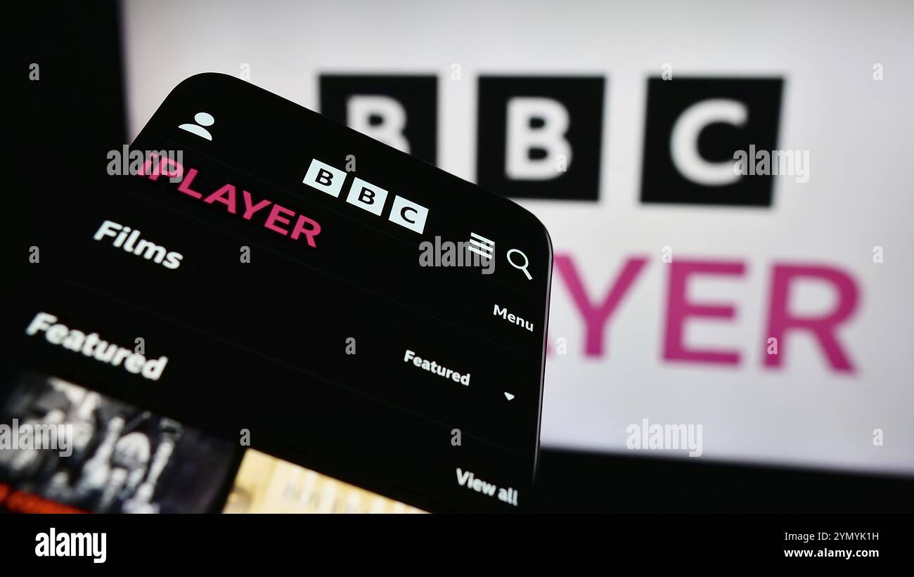 Stoccarda, Germania, 03-07-2024: Smartphone con sito web del servizio britannico di video on demand BBC iPlayer davanti al logo dell'azienda. Messa a fuoco in alto a sinistra di Foto Stock
