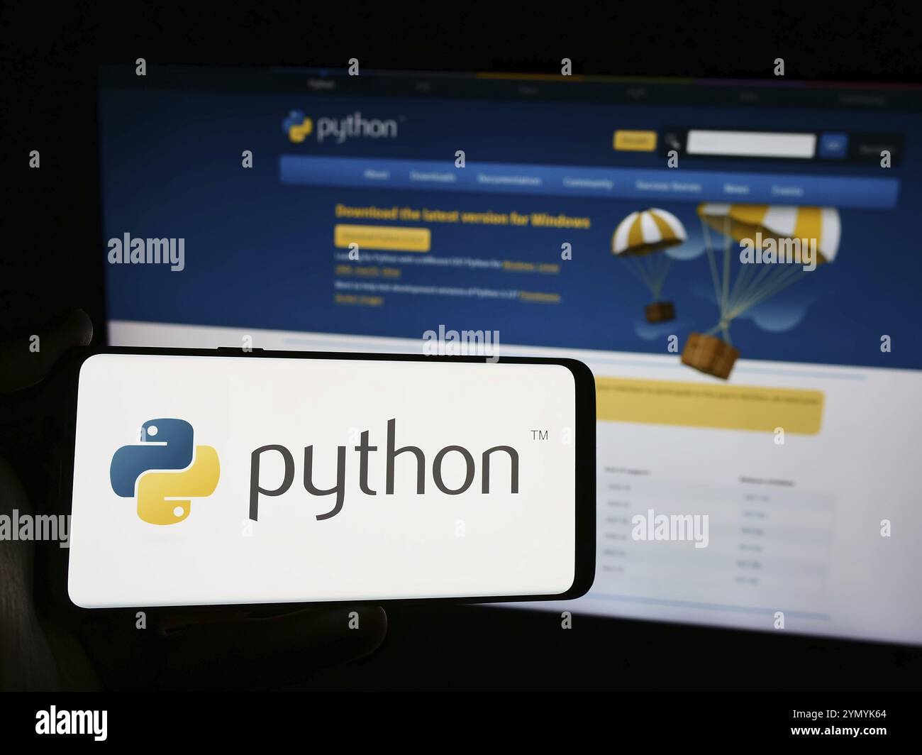 Stoccarda, Germania, 07-17-2024: Persona con smartphone con logo dell'organizzazione Python software Foundation (PSF) davanti al sito web. Concentrati sul pho Foto Stock