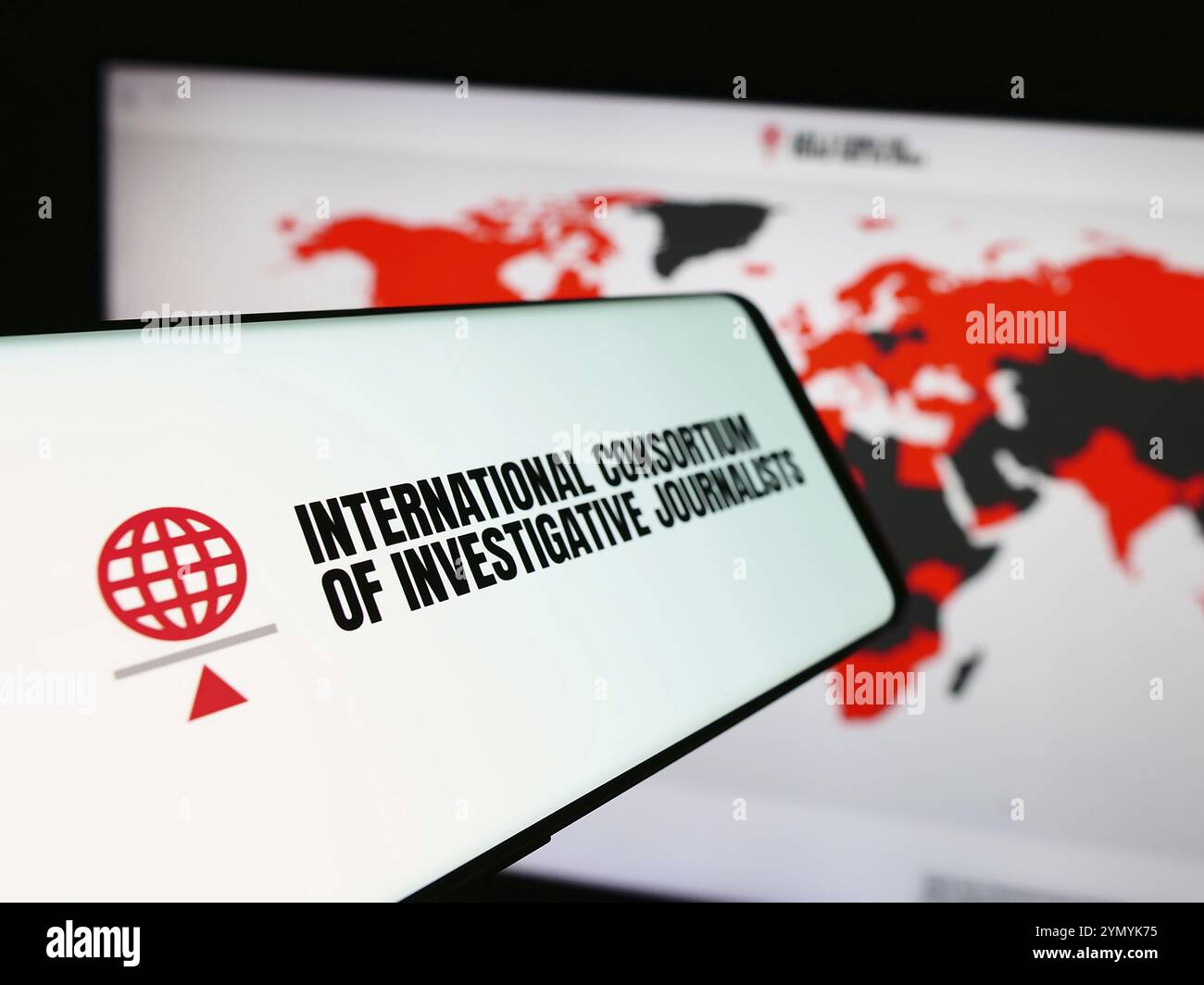 Stoccarda, Germania, 06-26-2024: Smartphone con logo del Consorzio Internazionale dei giornalisti investigativi (ICIJ) davanti al sito web. Concentrati sulla lef Foto Stock