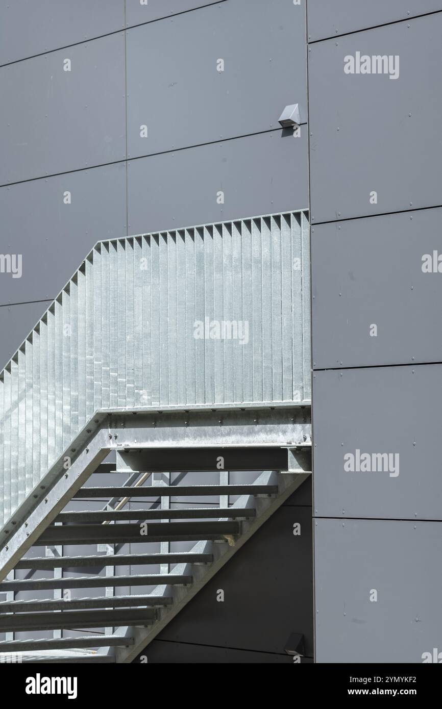 Scala esterna galvanizzata a caldo su un edificio moderno Foto Stock