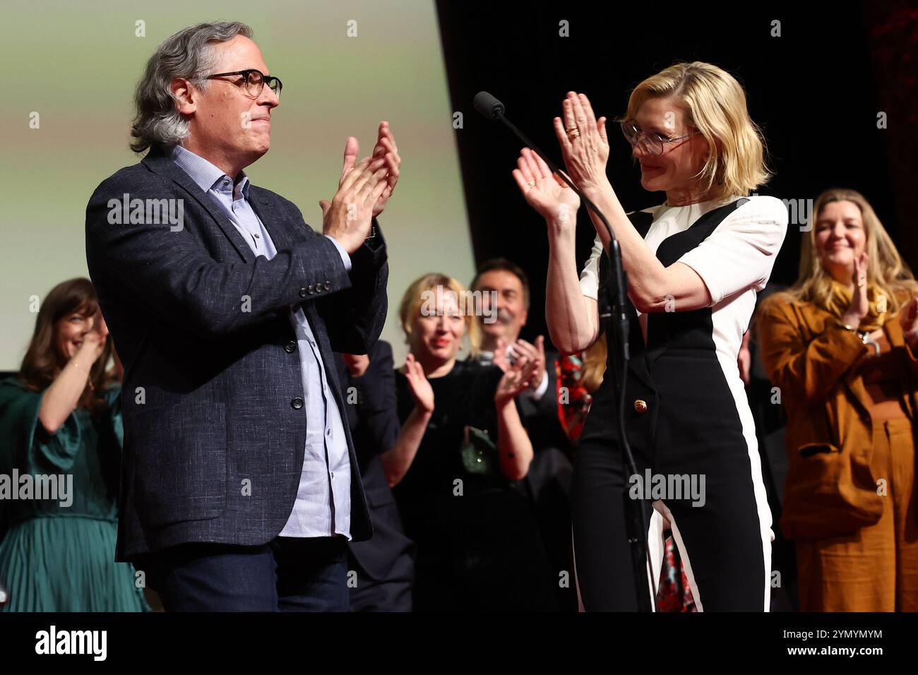 Torun, Polonia. 23 novembre 2024. Rodrigo Prieto e Cate Blanchett durante la cerimonia di chiusura di Camerimage a Torun, in Polonia, il 23 novembre 2024. (Foto di Jakub Porzycki/NurPhoto)0 credito: NurPhoto SRL/Alamy Live News Foto Stock