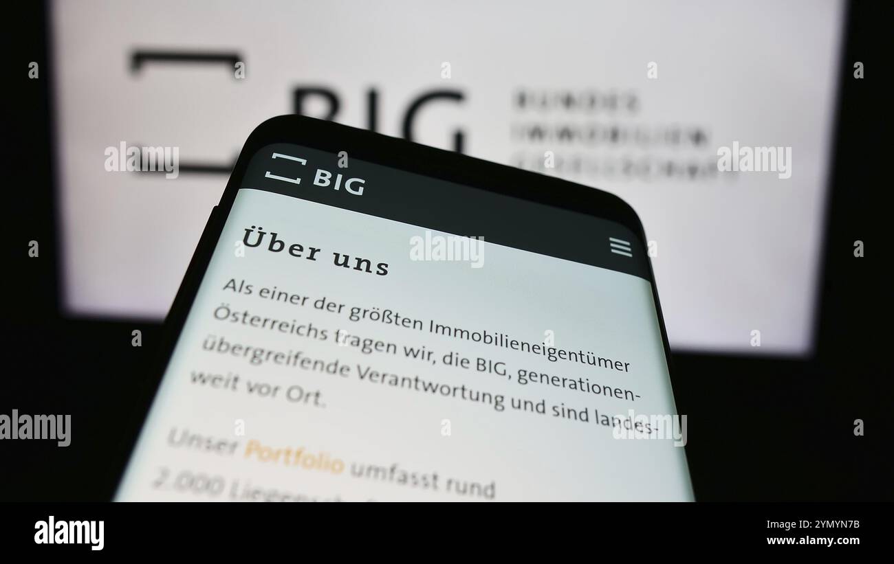 Stoccarda, Germania, 04-05-2024: Telefono cellulare con sito web della società Bundesimmobiliengesellschaft m.b.H. (GRANDE) di fronte al logo aziendale. Concentrati sull'inizio Foto Stock