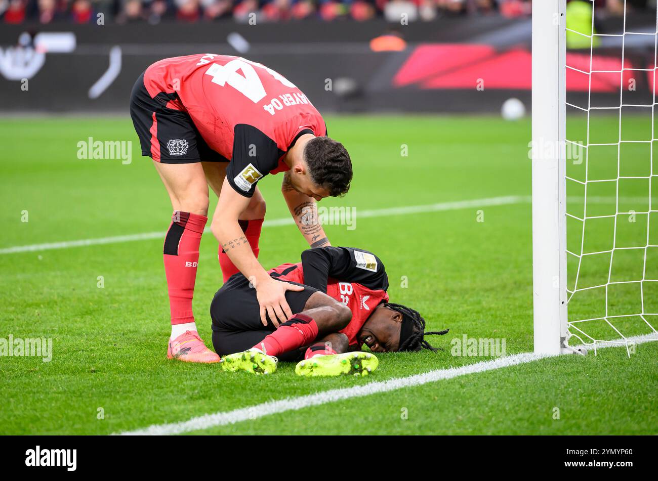 JEREMIE FRIMPONG (LEV) infortunato a terra, infortunio, collisione, caduta, Granit XHAKA (LEV) calcio 1. Bundesliga, 11.Matchday, Bayer 04 Leverkusen (LEV) - FC Heidenheim (HDH), il 23 novembre 2024 a Leverkusen/Germania. Le normative #DFL vietano qualsiasi uso di fotografie come sequenze di immagini e/o quasi-video # Foto Stock