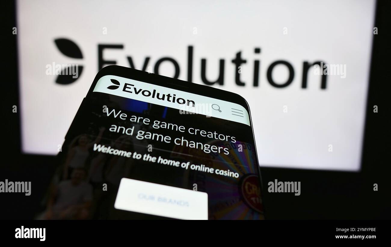 Stoccarda, Germania, 07-21-2024: Telefono cellulare con sito web della società svedese di tecnologia del gioco d'azzardo Evolution AB davanti al logo aziendale. Focus su TOP- Foto Stock