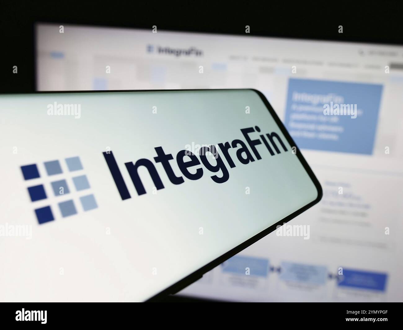 Stoccarda, Germania, 03-20-2024: Cellulare con logo della società finanziaria britannica IntegraFin Holdings plc davanti al sito web aziendale. Concentrati sulla destra Foto Stock