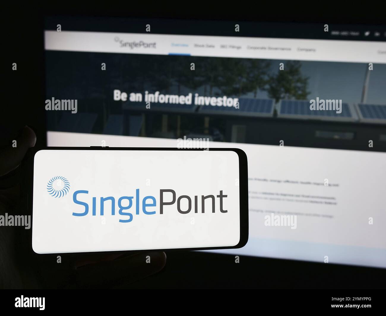 Stoccarda, Germania, 05-06-2024: Persona con smartphone con logo della società statunitense di energia rinnovabile SinglePoint Inc. Davanti al sito Web. Concentrati sul phon Foto Stock