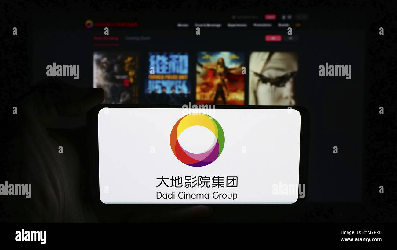 Stoccarda, Germania, 03-06-2024: Persona che detiene un cellulare con il logo della società asiatica di intrattenimento dadi Cinema davanti alla pagina web aziendale. Concentrati su p Foto Stock