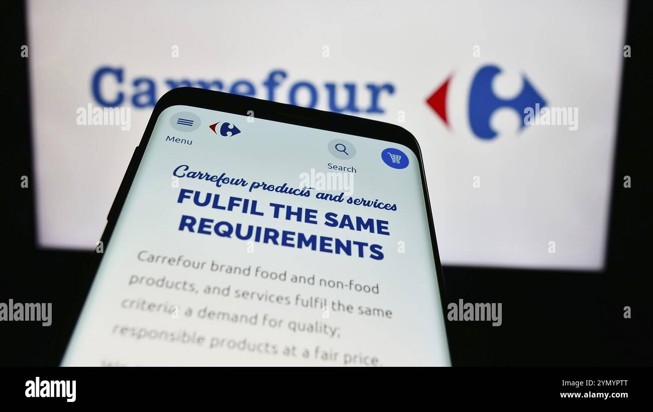 Stoccarda, Germania, 03-01-2024: Telefono cellulare con sito web della società francese Carrefour S.A. davanti al logo aziendale. Concentrati sulla parte superiore sinistra del phon Foto Stock