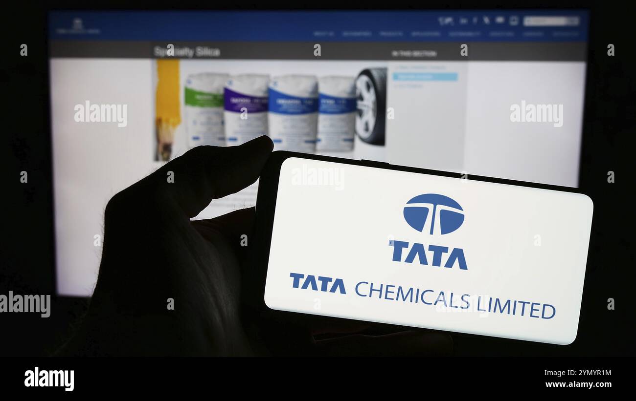 Stoccarda, Germania, 03-05-2024: Persona che detiene un telefono cellulare con il logo della società chimica indiana Tata Chemicals Limited di fronte alla pagina web aziendale. Foto Stock