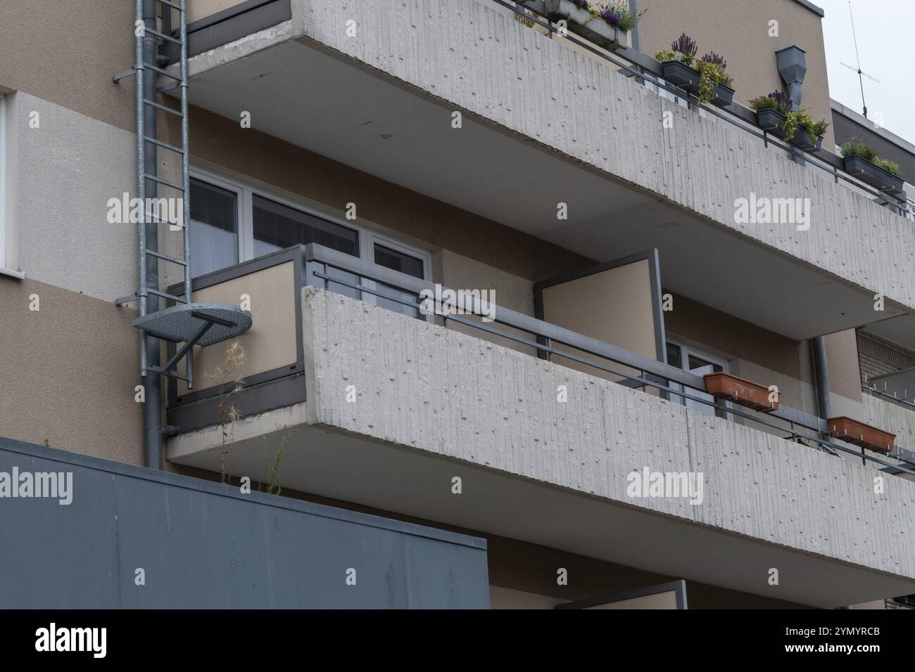 Balconi in cemento su un edificio residenziale in città Foto Stock