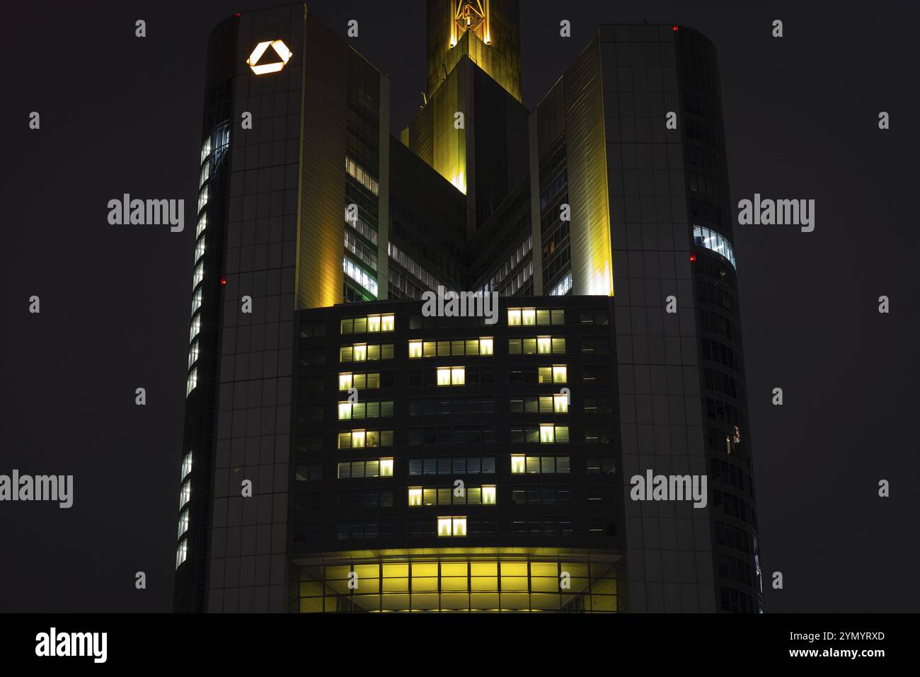 Ad un'altezza di circa 150 metri, 48 faretti in 22 finestre nella Commerzbank Tower di Francoforte sul meno illuminano un cuore giallo che risplenderà Foto Stock