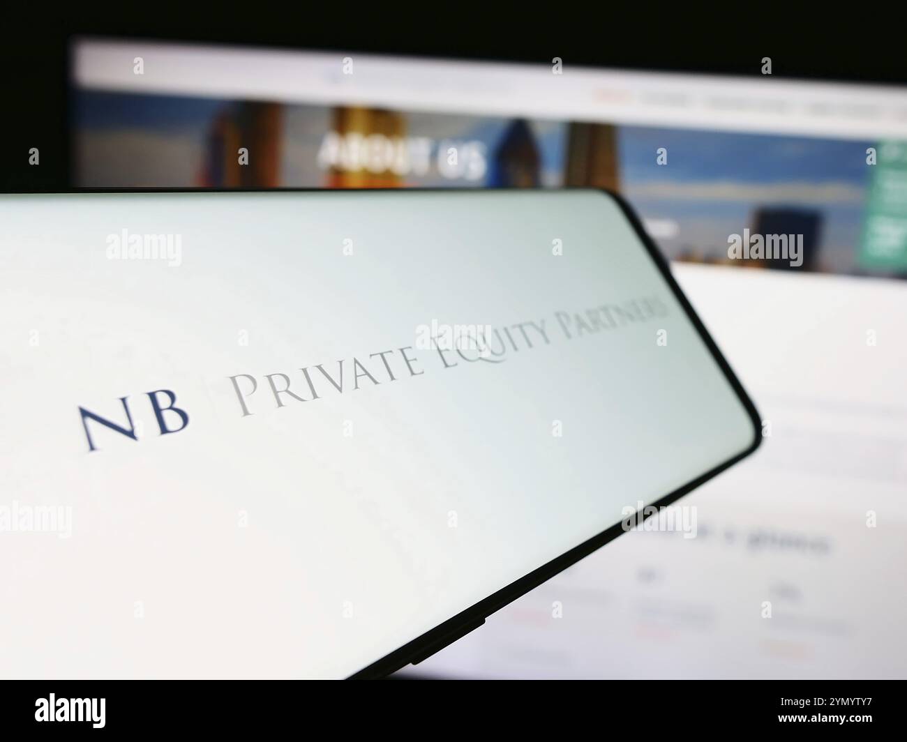 Stoccarda, Germania, 03-25-2024: Cellulare con logo della società britannica NB Private Equity Partners Ltd. (NBPE) davanti al sito web aziendale. Concentratevi su l Foto Stock
