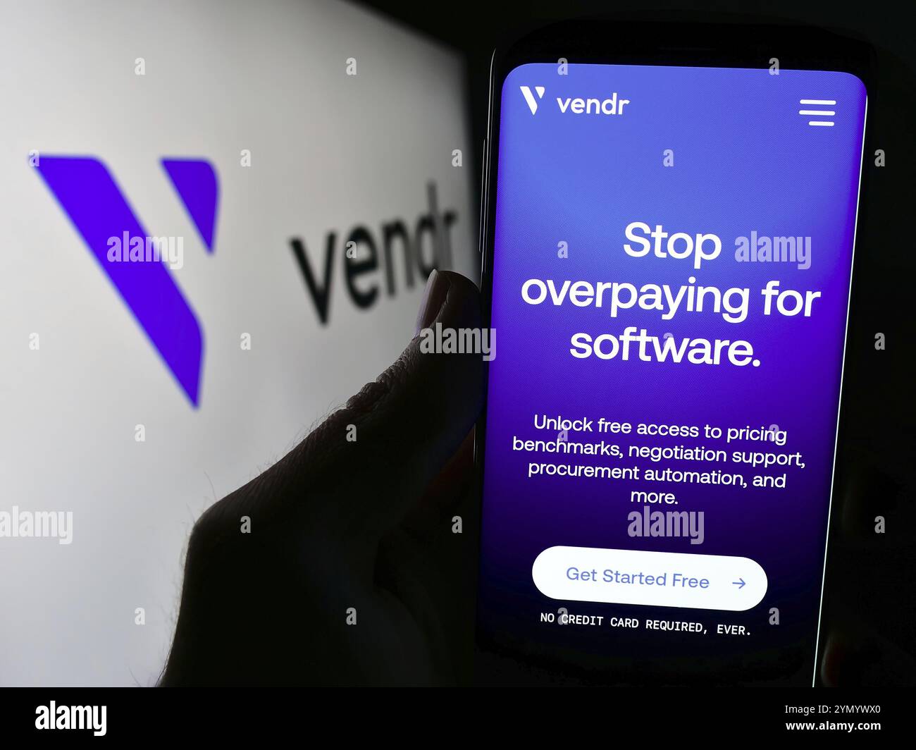 Stoccarda, Germania, 04-02-2024: Persona che detiene il cellulare con pagina web della società di approvvigionamento software statunitense Vendr Inc. Davanti al logo aziendale. Messa a fuoco o Foto Stock