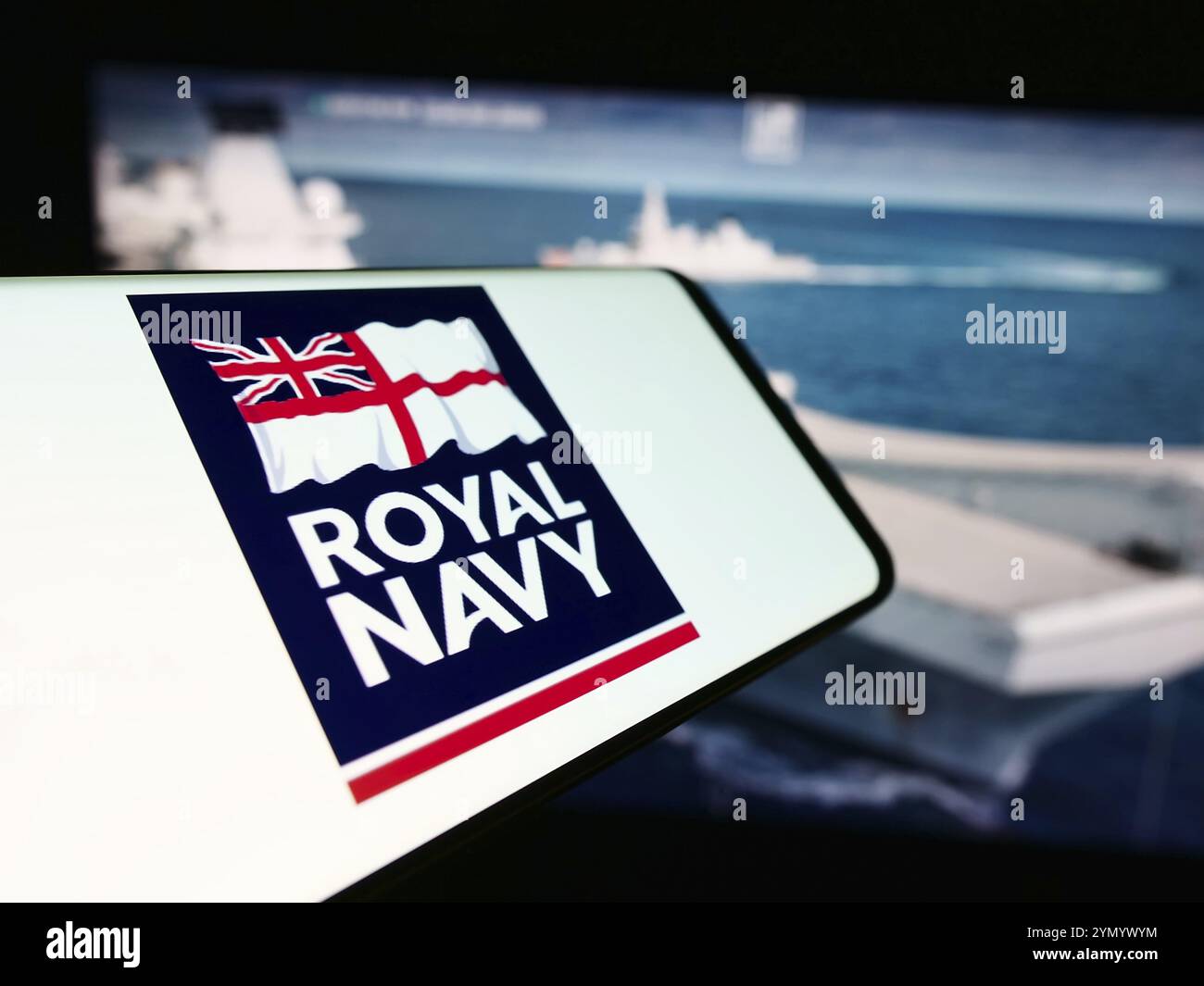 Stoccarda, Germania, 03-25-2024: Smartphone con logo della Royal Navy (RN) di guerra navale britannica davanti al sito web. Concentrati sul centro del telefono Foto Stock