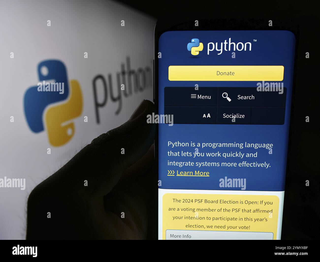Stoccarda, Germania, 07-17-2024: Persona che detiene un telefono cellulare con il sito web dell'organizzazione Python software Foundation (PSF) davanti al logo. Concentratevi su c Foto Stock