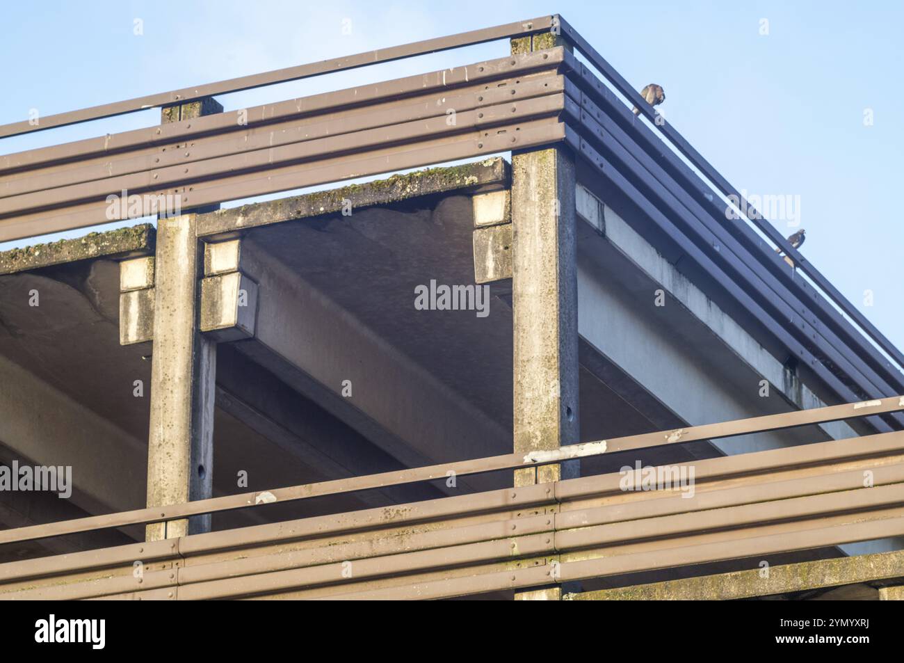 Vecchio garage vuoto e fatiscente Foto Stock